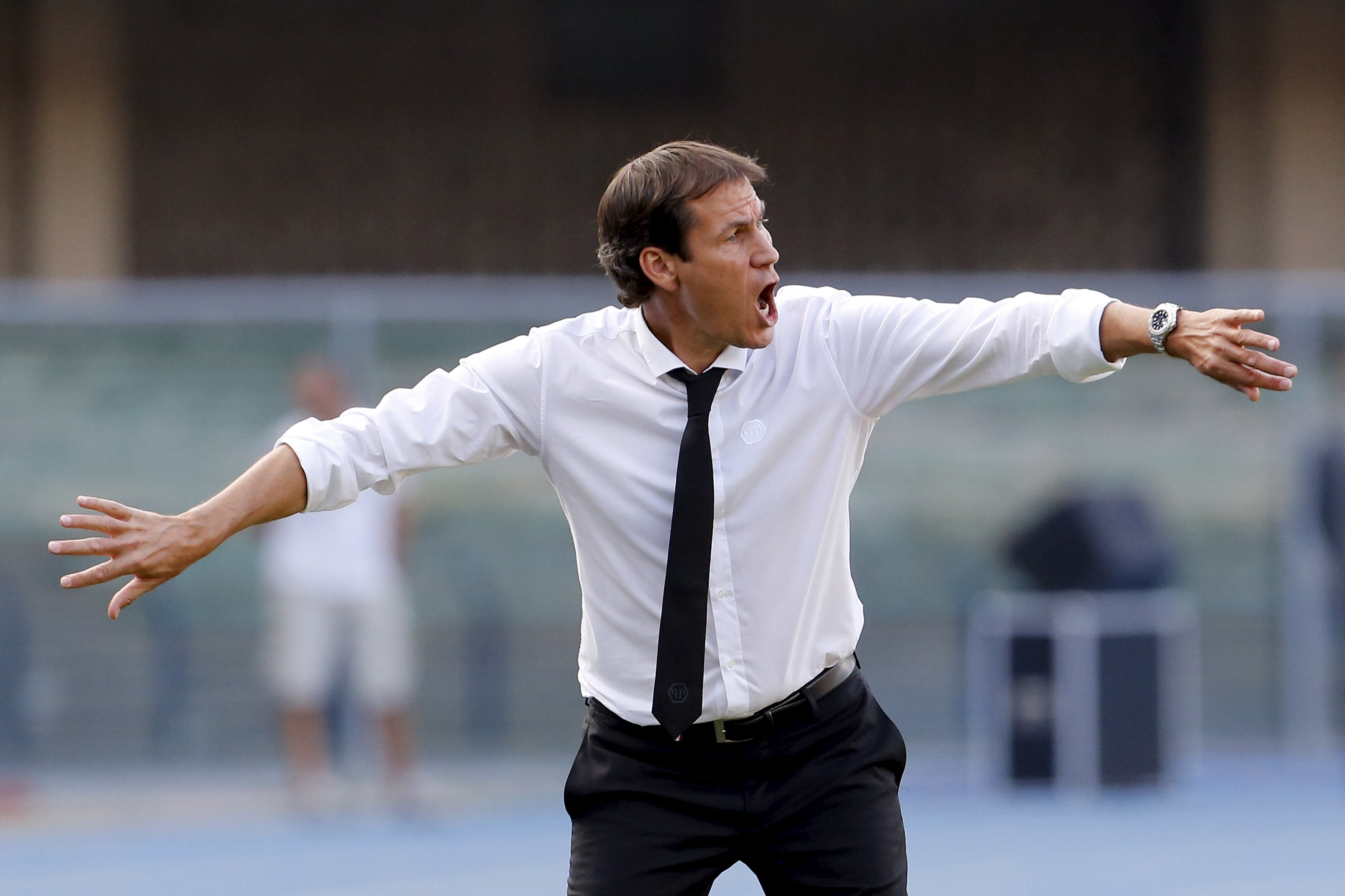 AS Roma's coach Rudi Garcia gives instructions to his players during their Serie A soccer match against Hellas Verona in Verona August 22, 2015. REUTERS/Giampiero Sposito