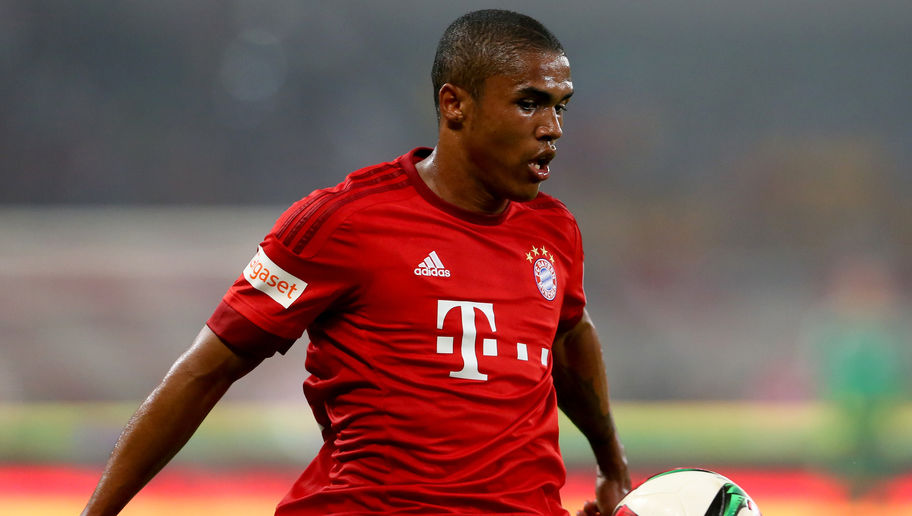 SHANGHAI, CHINA - JULY 21: Douglas Costa of Muenchen runs with the ball during the international friendly match between FC Bayern Muenchen and Inter Milan of the Audi Football Summit 2015 at Shanghai Stadium on July 21, 2015 in Shanghai, China. (Photo by Alexander Hassenstein/Bongarts/Getty Images)